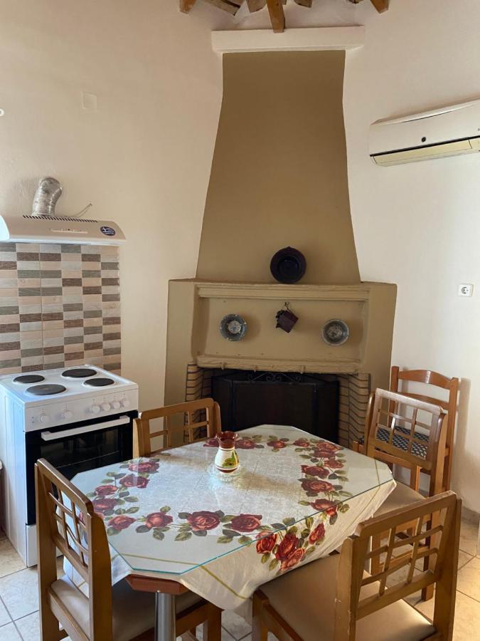 Villa Barbajonn'S Stone House à Monemvasia Extérieur photo